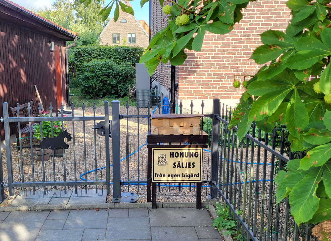 Figure 2: För tillfället står lådan vid den vänstra grinden.