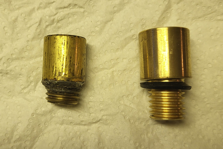 Figure 3: Original (mässing) och ny (brons) del till slungan